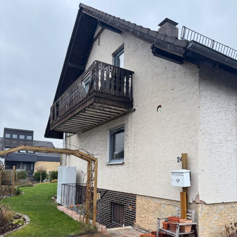 fassadensanierung-kassel-eundebau Fassadensanierung in Kassel mit neuem Putz, Anstrich, Sockel und Gerüst – e & e Bau