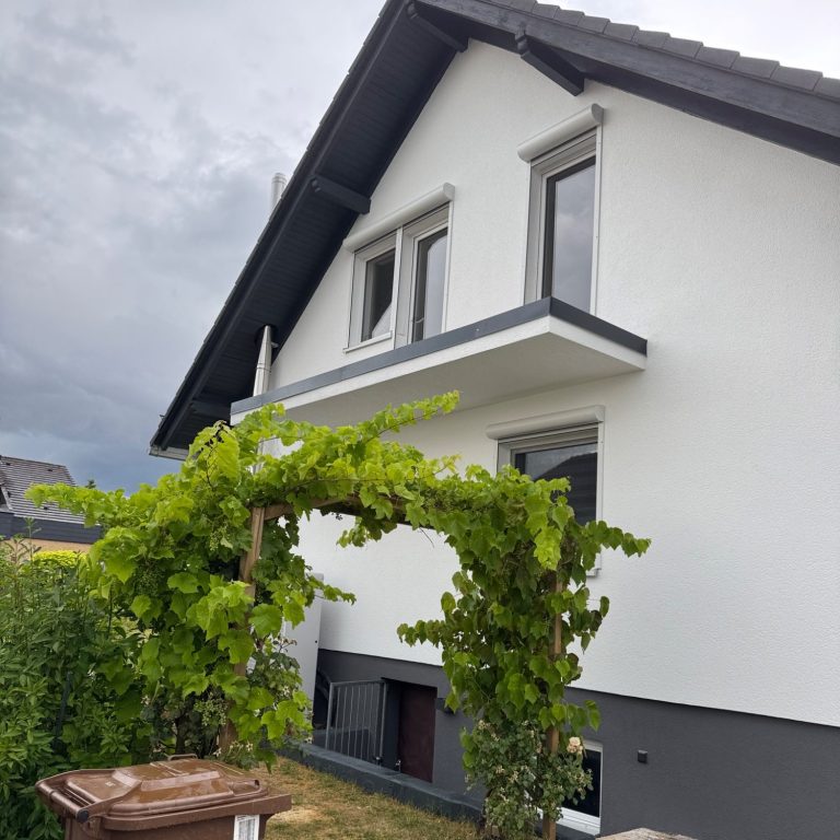 fassadensanierung-kassel-eundebau Fassadensanierung in Kassel mit neuem Putz, Anstrich, Sockel und Gerüst – e & e Bau